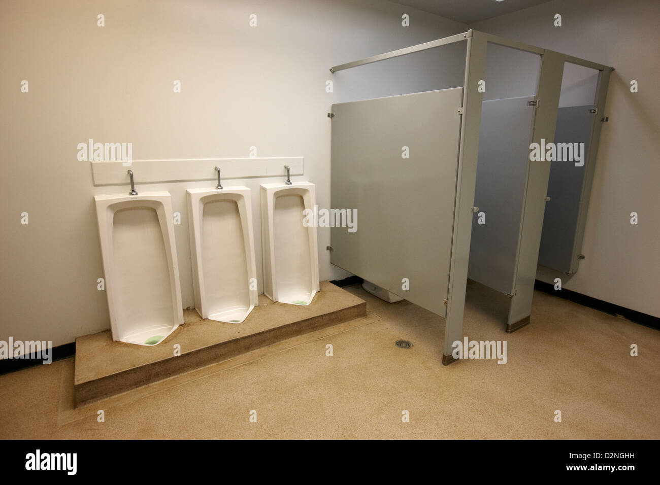 Longueur totale d'urinoirs et cabines de toilettes pour hommes de l'école secondaire canada amérique du nord Banque D'Images