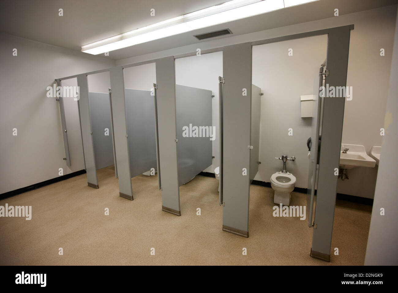 Les échoppes de toilettes l'armoire salle de bain femme dans une haute école canada amérique du nord Banque D'Images
