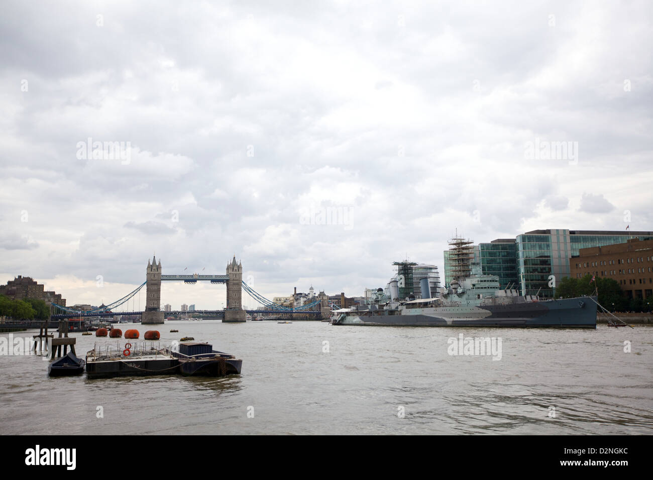 Tower Bridge et le HMS Belfast vus de la Tamise, capturant les monuments emblématiques de Londres grâce à un objectif grand angle Banque D'Images