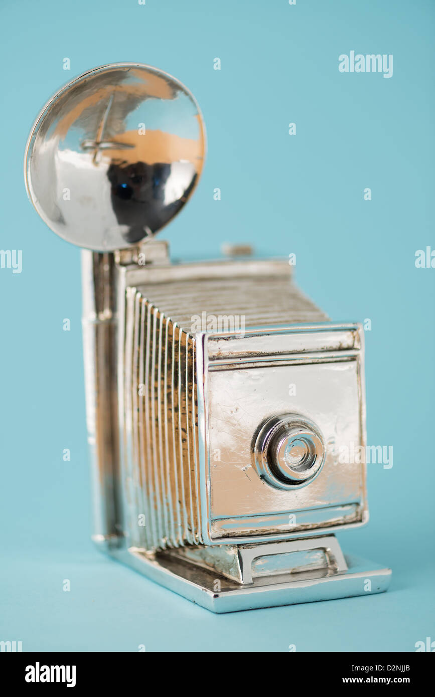 Un ornement de la peints argent vintage type soufflet de journalistes photo appareil photo - studio photo avec un fond uni Banque D'Images