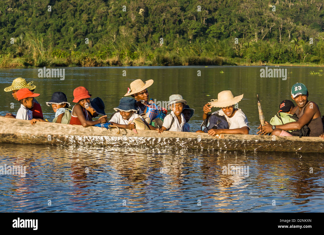 Peuple malgache de Betsimisaraka ethniques traversant la rivière en canot le Avr 22, 2007 près de Maroantsetra dans l'Est de Madagascar Banque D'Images