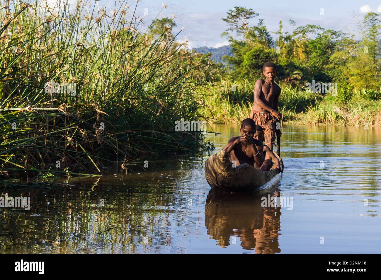 Les enfants malgaches de Betsimisaraka ethnique dans leur canot pagayer le long de la rivière on Avr 22, 2007 près de Maroantsetra dans l'est de la M Banque D'Images