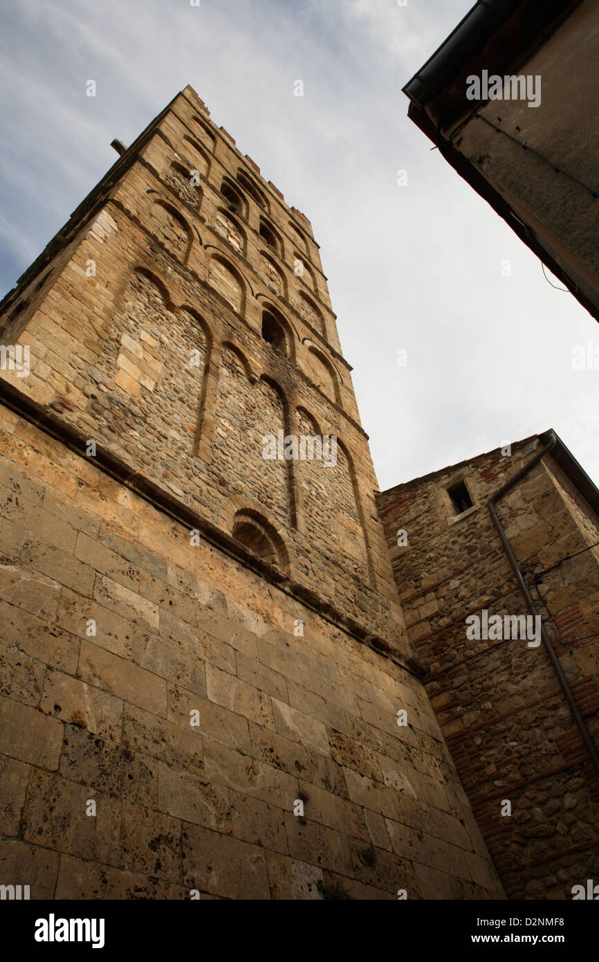 Le clocher de la cathédrale dans la ville d'Elne en Languedoc Roussillon dans le sud de la France, près des Pyrénées. Banque D'Images