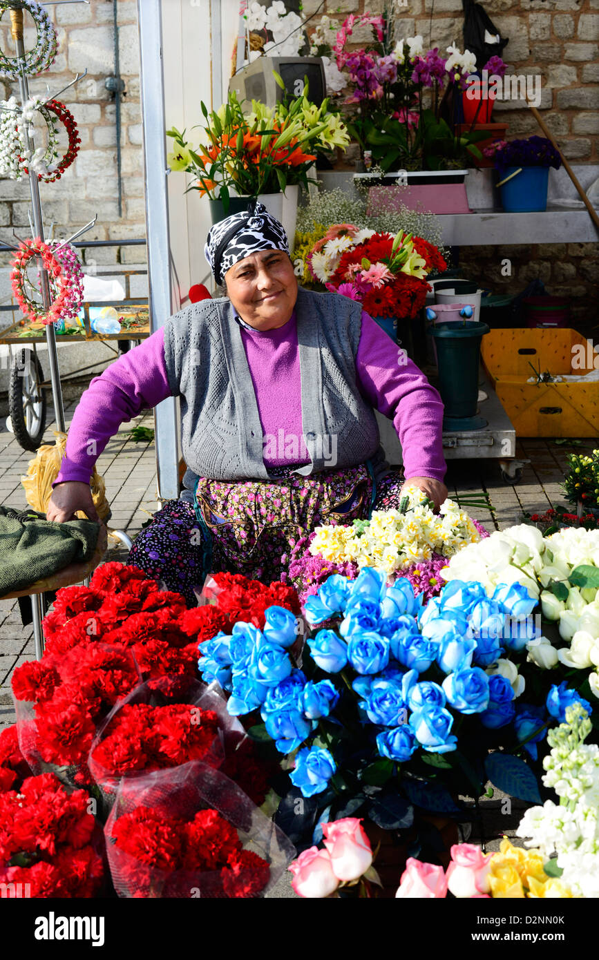 Une vendeuse de fleurs à Istanbul en Turquie. Banque D'Images