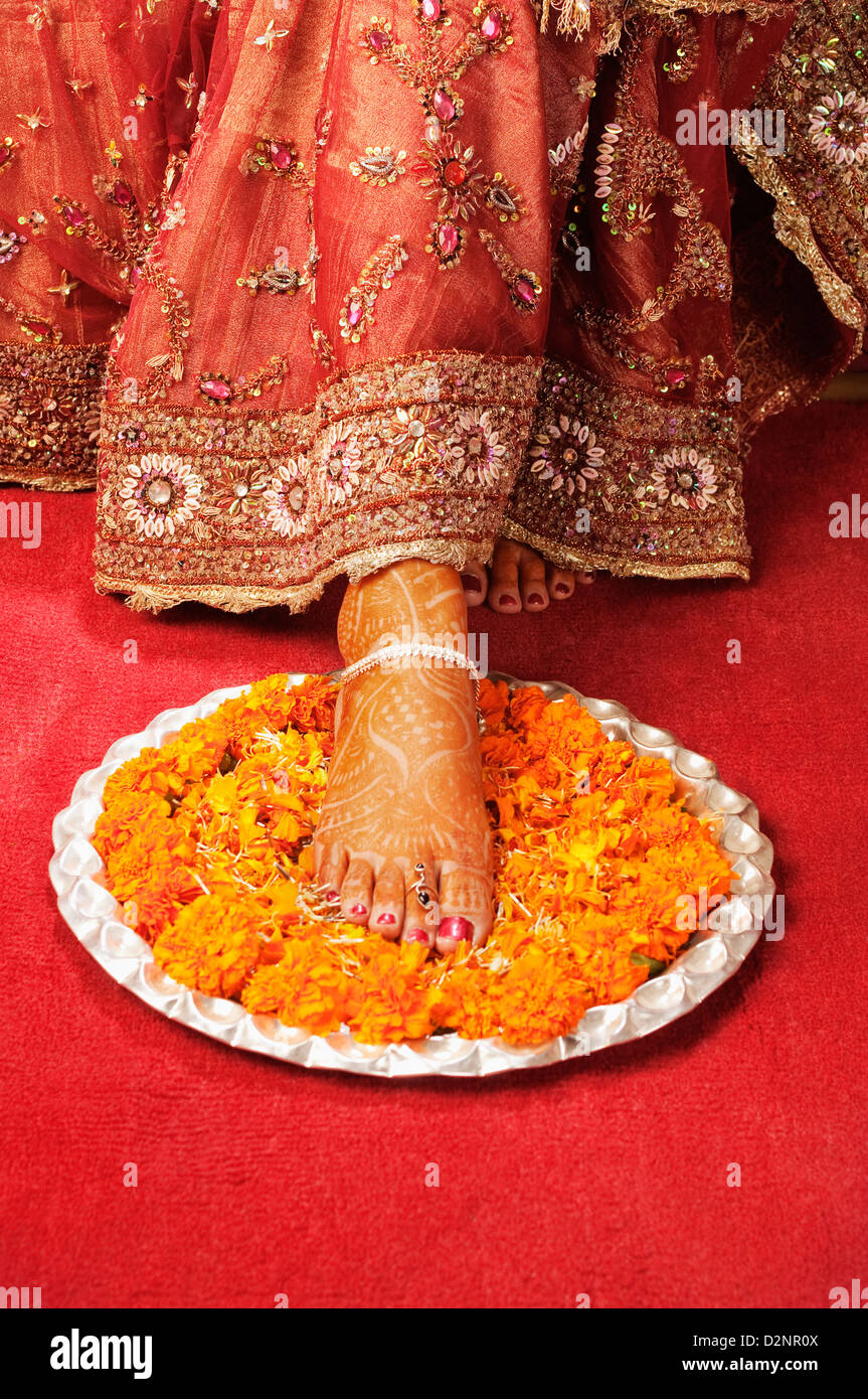 Pied de la mariée avec tatouage au henné sur un bac à fleurs Banque D'Images