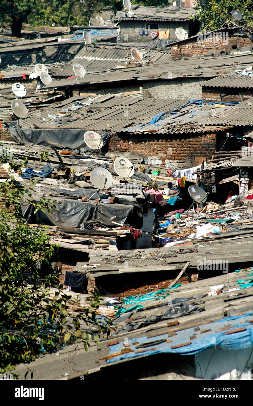 Les toits des bidonvilles de Mumbai avec antennes paraboliques pour la télévision par câble Banque D'Images