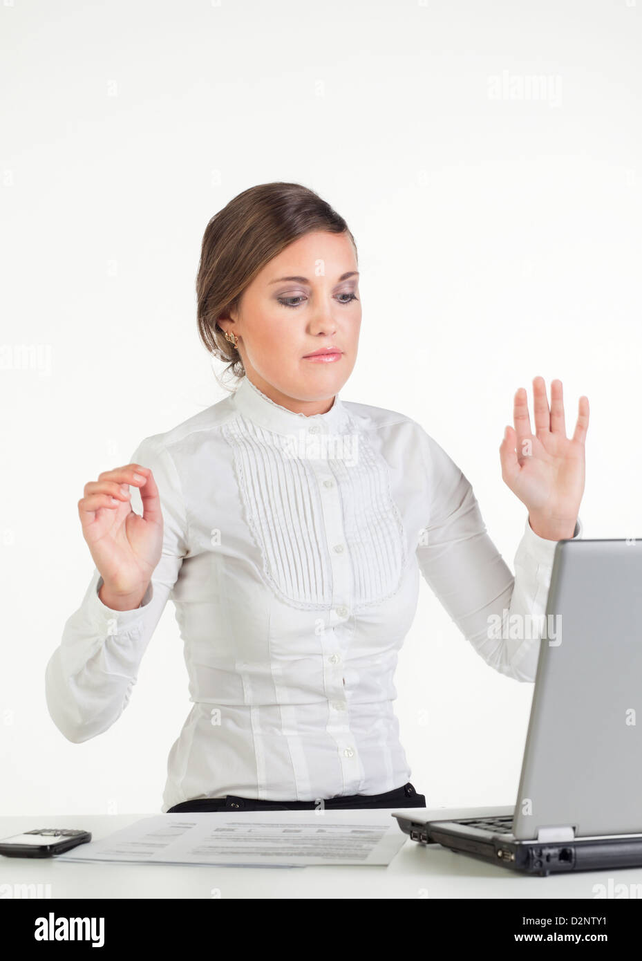 Surpris jeune businesswoman sitting at her desk Banque D'Images