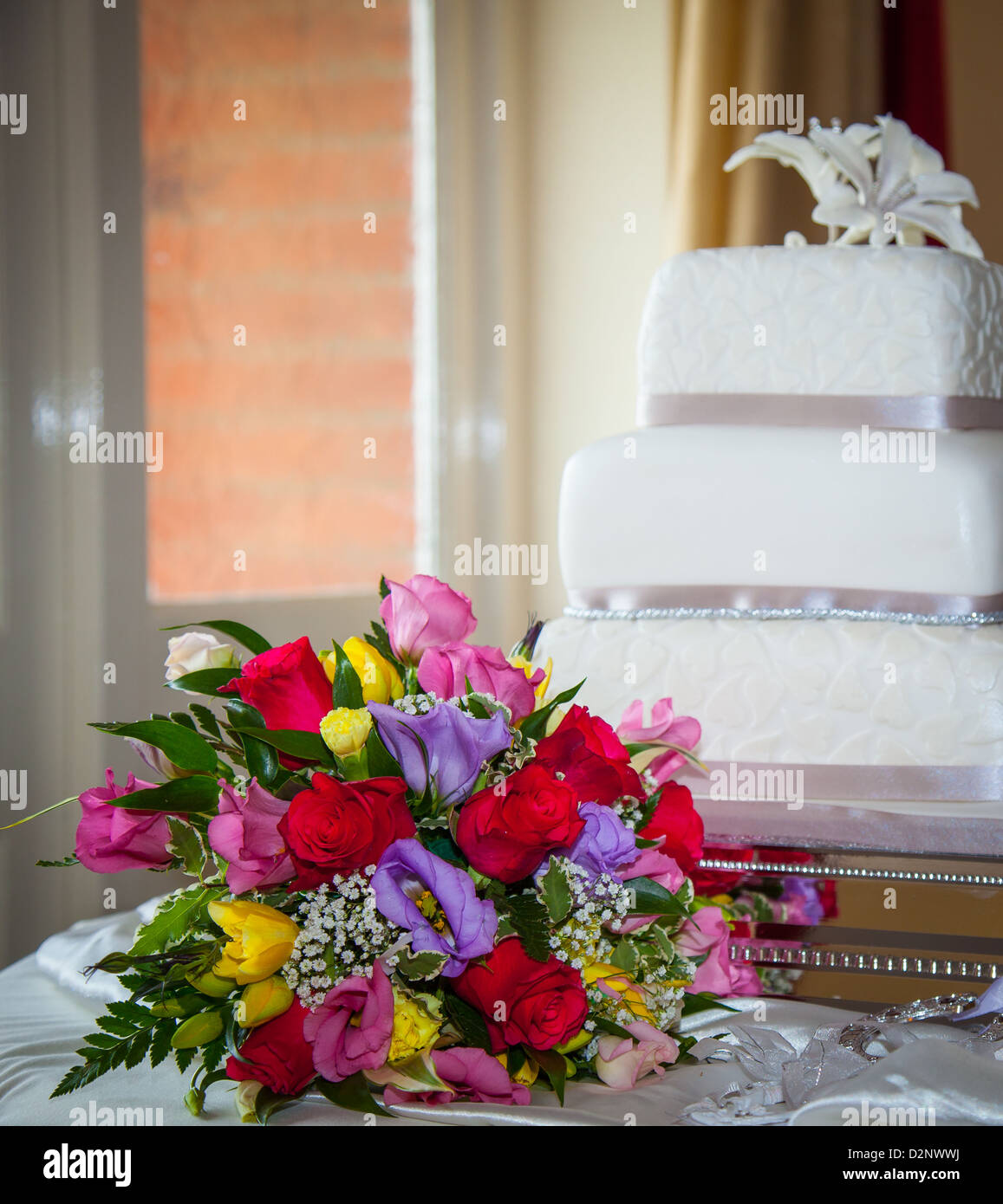 Des fleurs de mariage et des gâteaux Banque D'Images