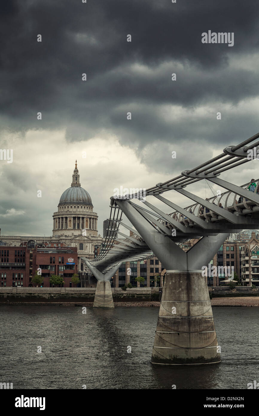 La passerelle du millénaire de Londres sur la Tamise et Saint Paul's Cathedral sur un jour de tempête,Londres,Angleterre Banque D'Images