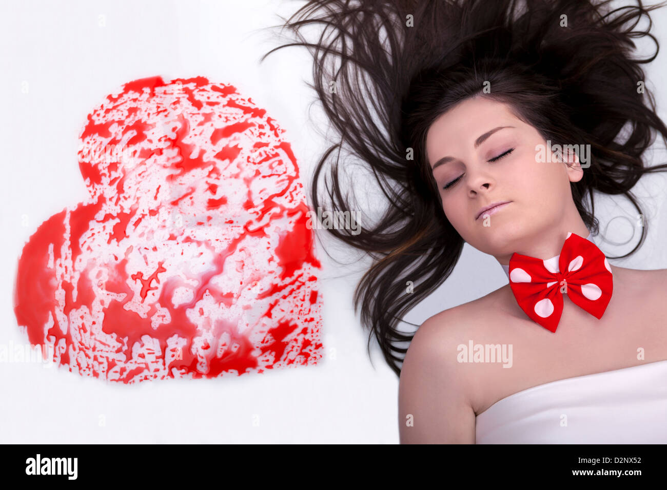 Superbe jeune fille à côté d'un coeur peint studio shot Banque D'Images