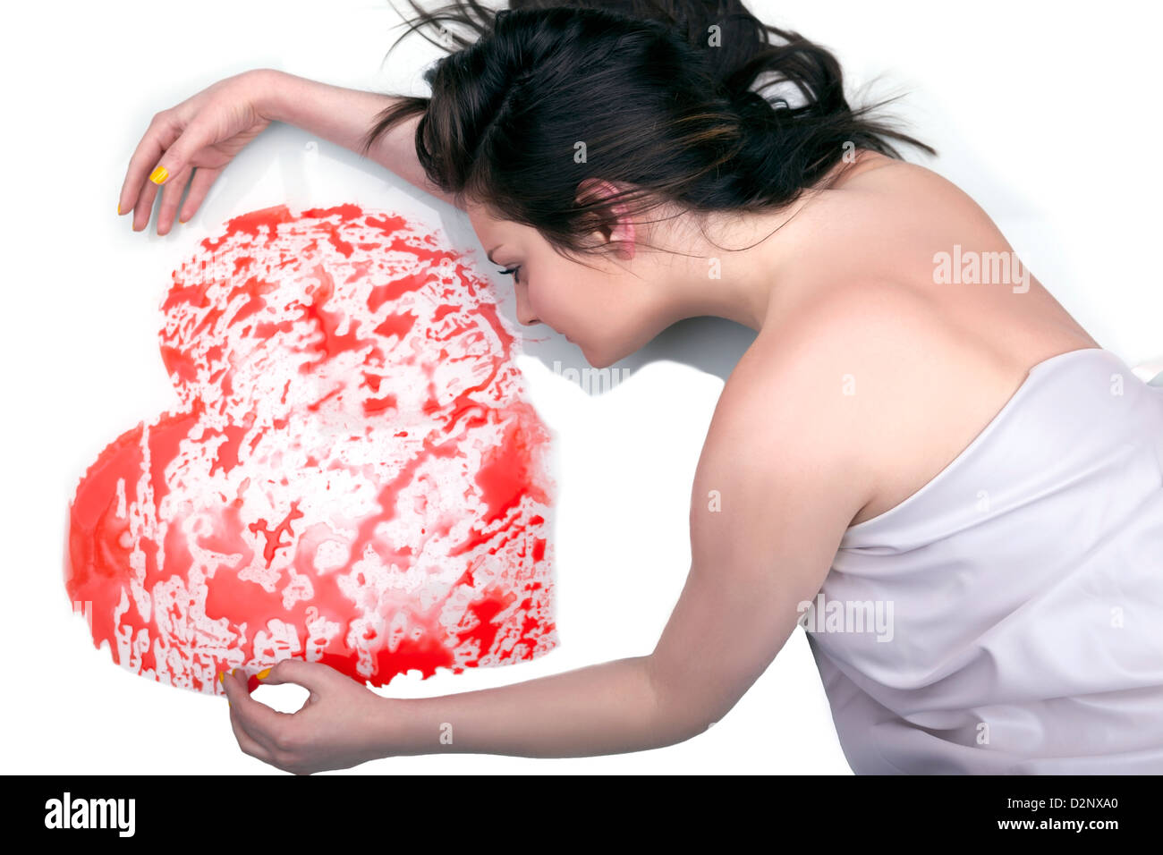 Superbe jeune fille à côté d'un coeur peint studio shot Banque D'Images
