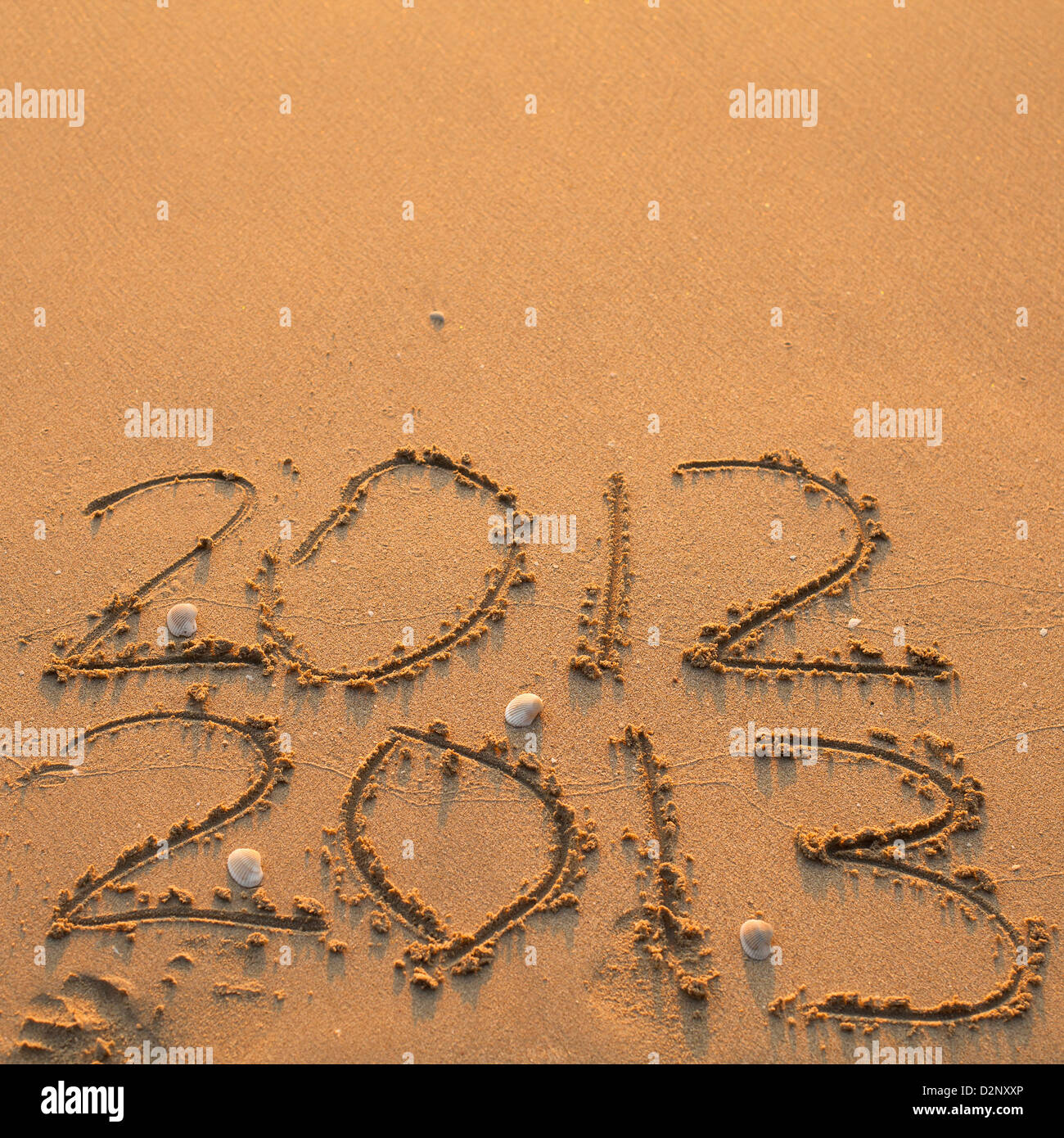 Nouvelle année 2013 est à venir - inscription 2012 et 2013 sur une plage Banque D'Images