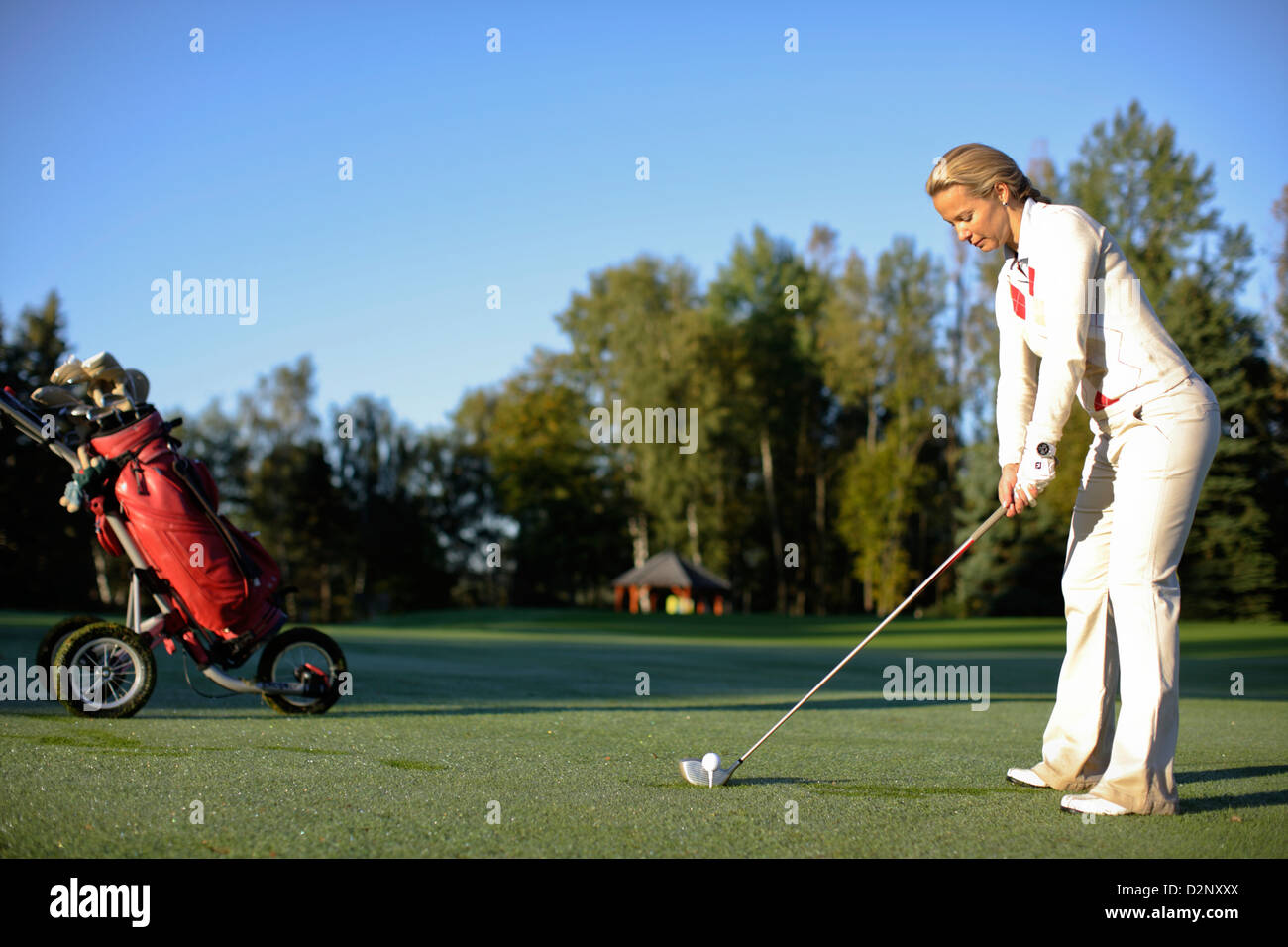 41 ans, jeune femme on golf course Banque D'Images