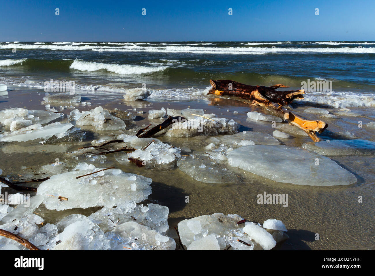 Coup horizontal de la mer gelée et de glace sur la plage de la mer Baltique. Banque D'Images