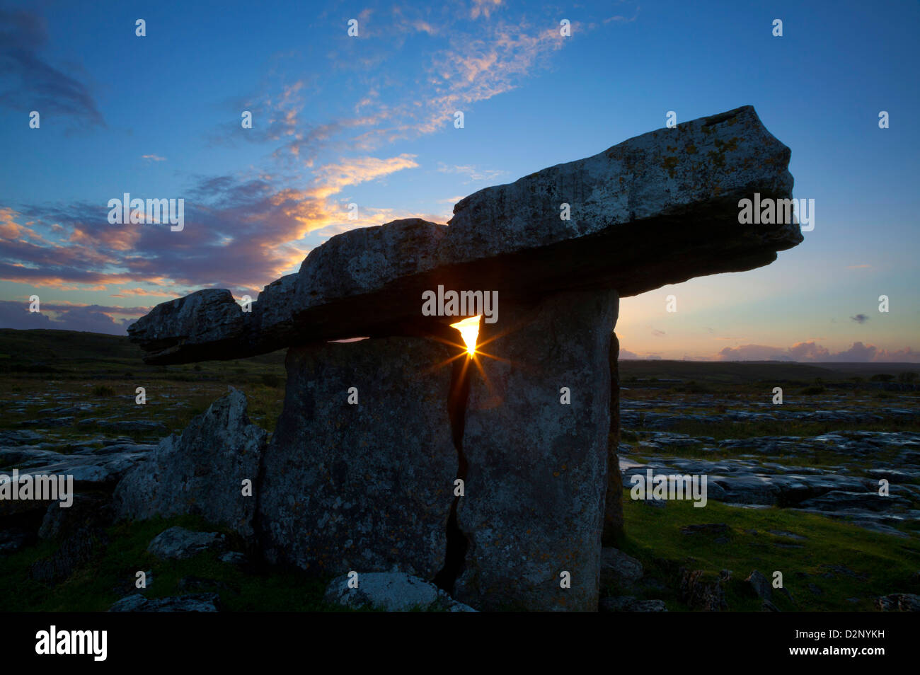 Dolmen de Poulnabrone au coucher du soleil, le Burren, comté de Clare, Irlande. Banque D'Images