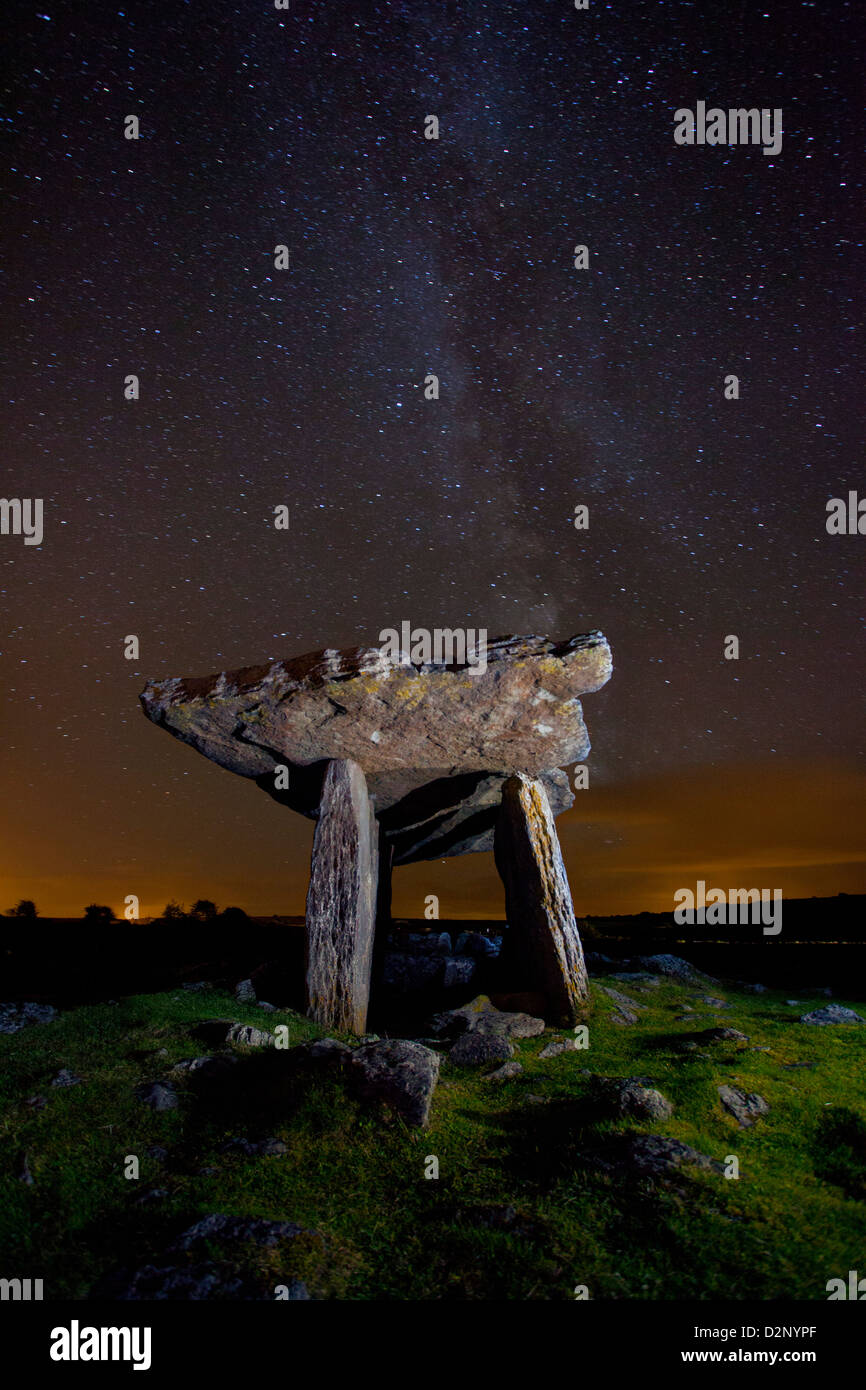 Dolmen de Poulnabrone la nuit, le Burren, comté de Clare, Irlande. Banque D'Images