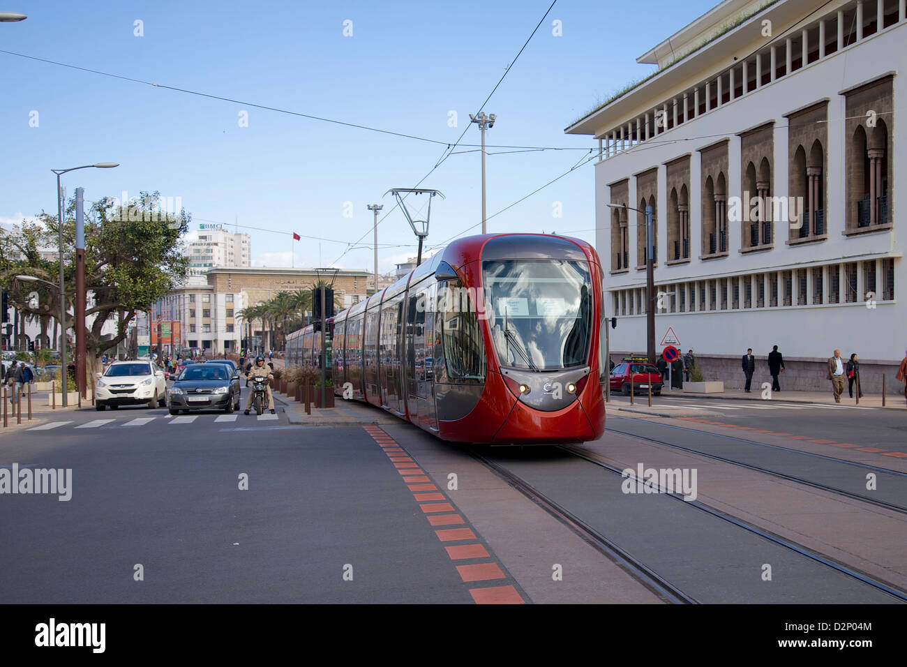 Le tramway moderne rouge dans les rues de Casablanca, Maroc Banque D'Images