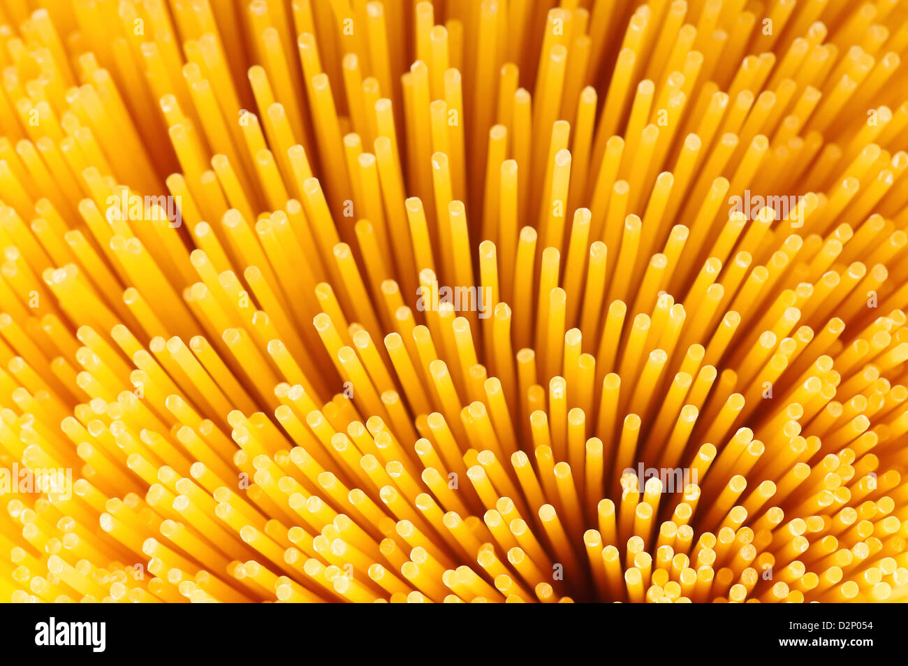 Close-up of spaghetti italien non cuites longtemps background Banque D'Images