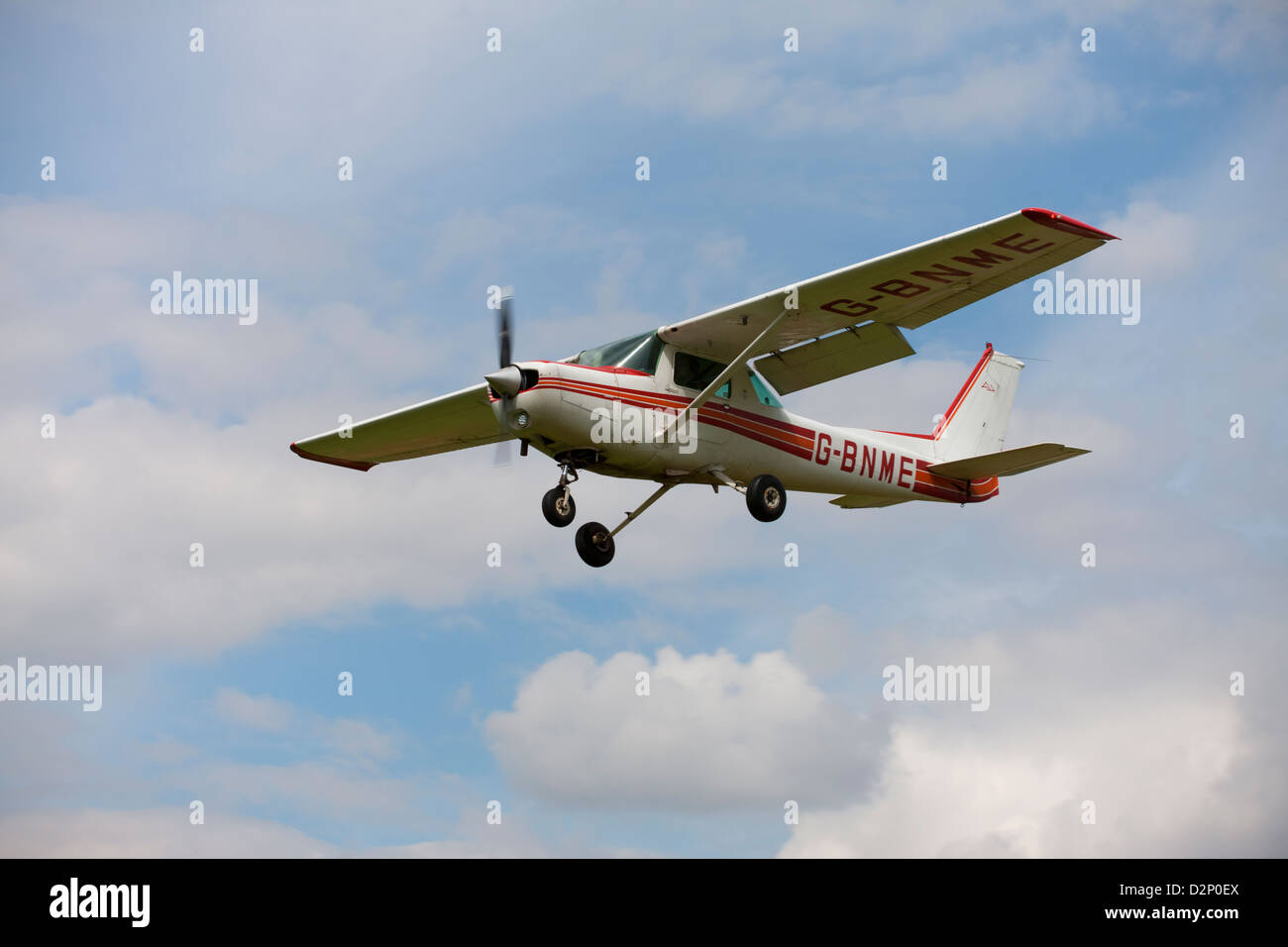 Cessna 152 G-BNME en approche finale à la terre Banque D'Images