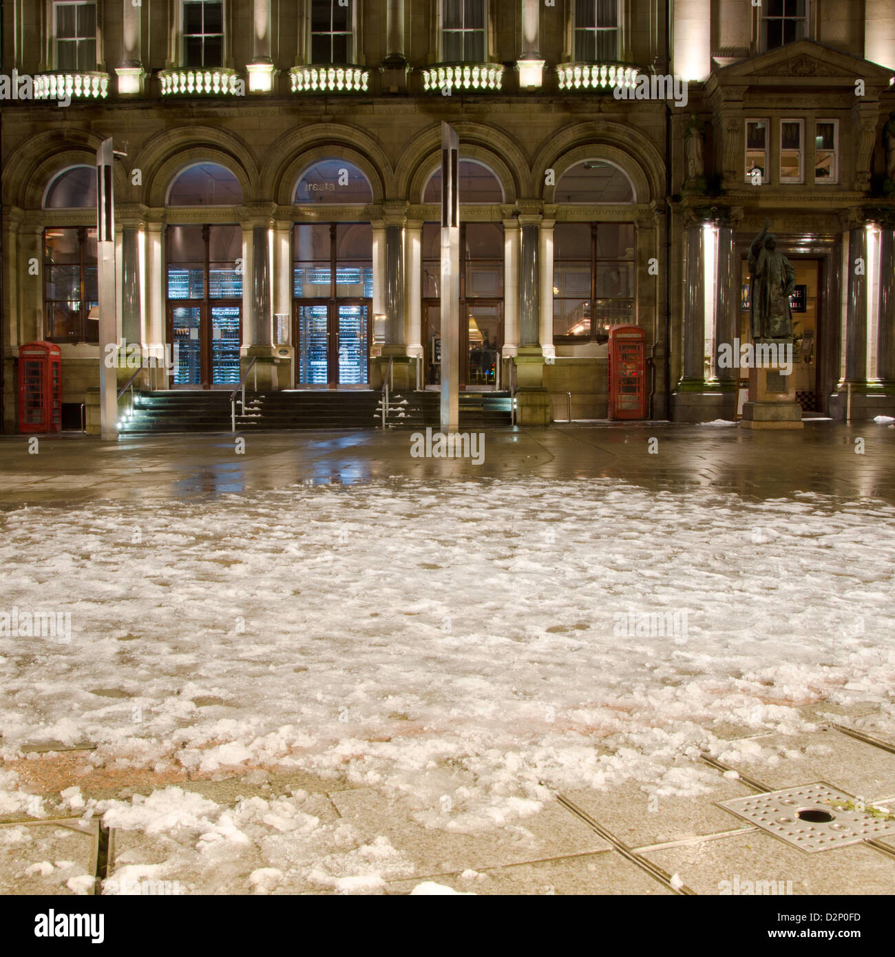 Leeds city square nuit hiver neige Banque D'Images