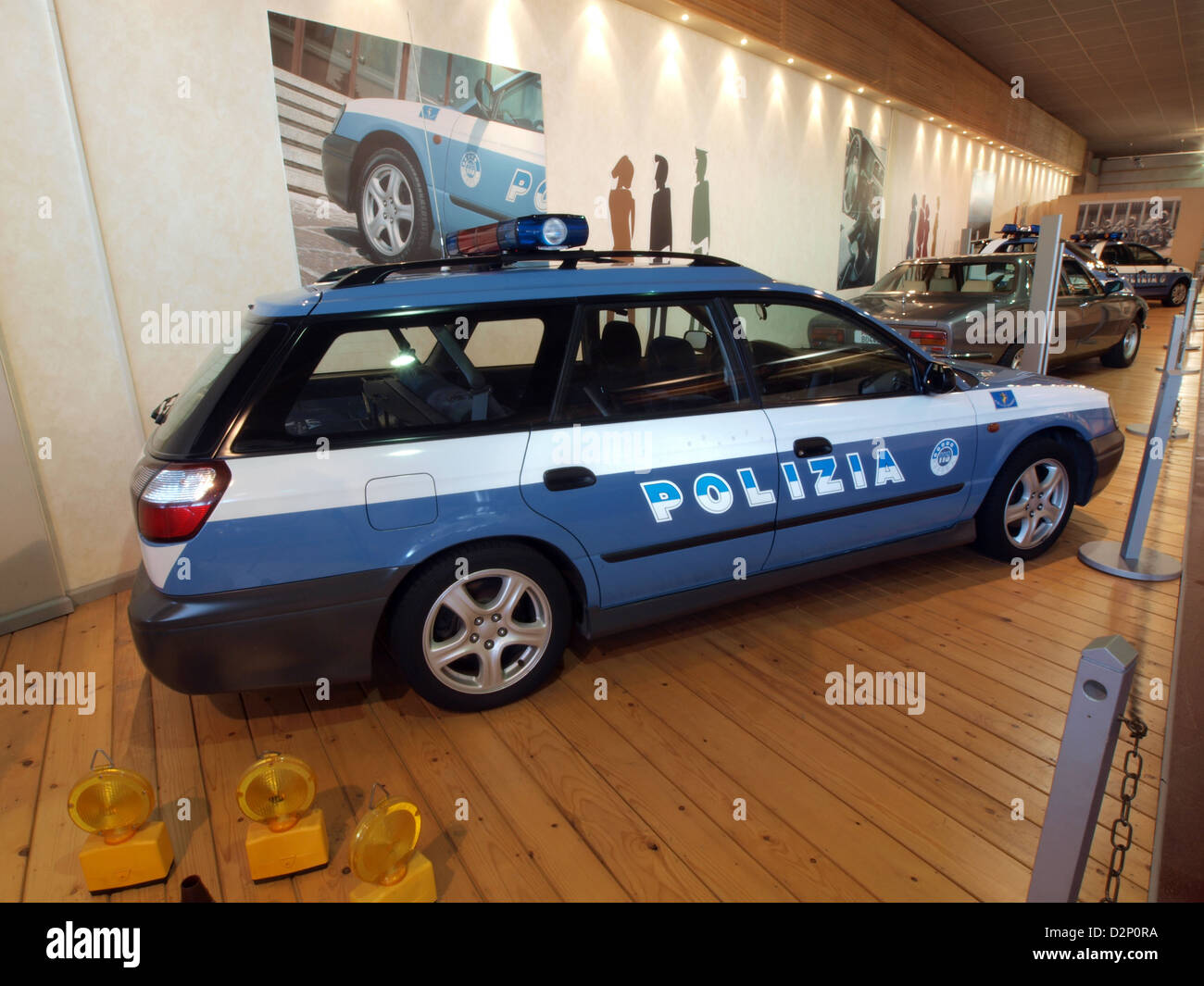 Le Subaru Polizia est un véhicule de maintien de l'ordre utilisé par les forces de police en Italie. Il est équipé de fonctionnalités spécialisées pour le travail de la police, y compris des capacités de haute performance et un éclairage de secours. Banque D'Images