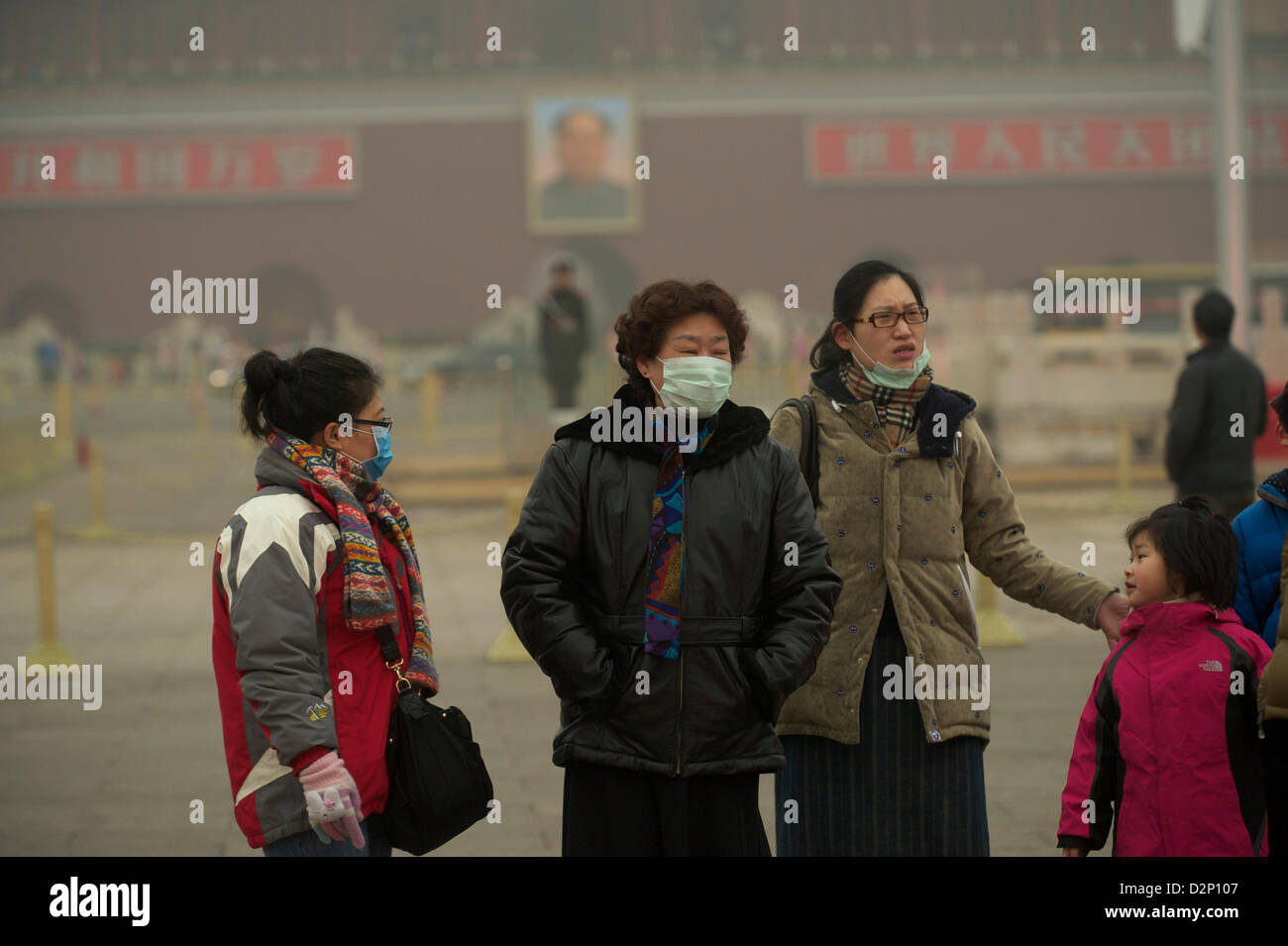 Les femmes portent des masques chinois sur la place Tiananmen en brume épaisse à Beijing, Chine. 30-Jan-2013 Banque D'Images
