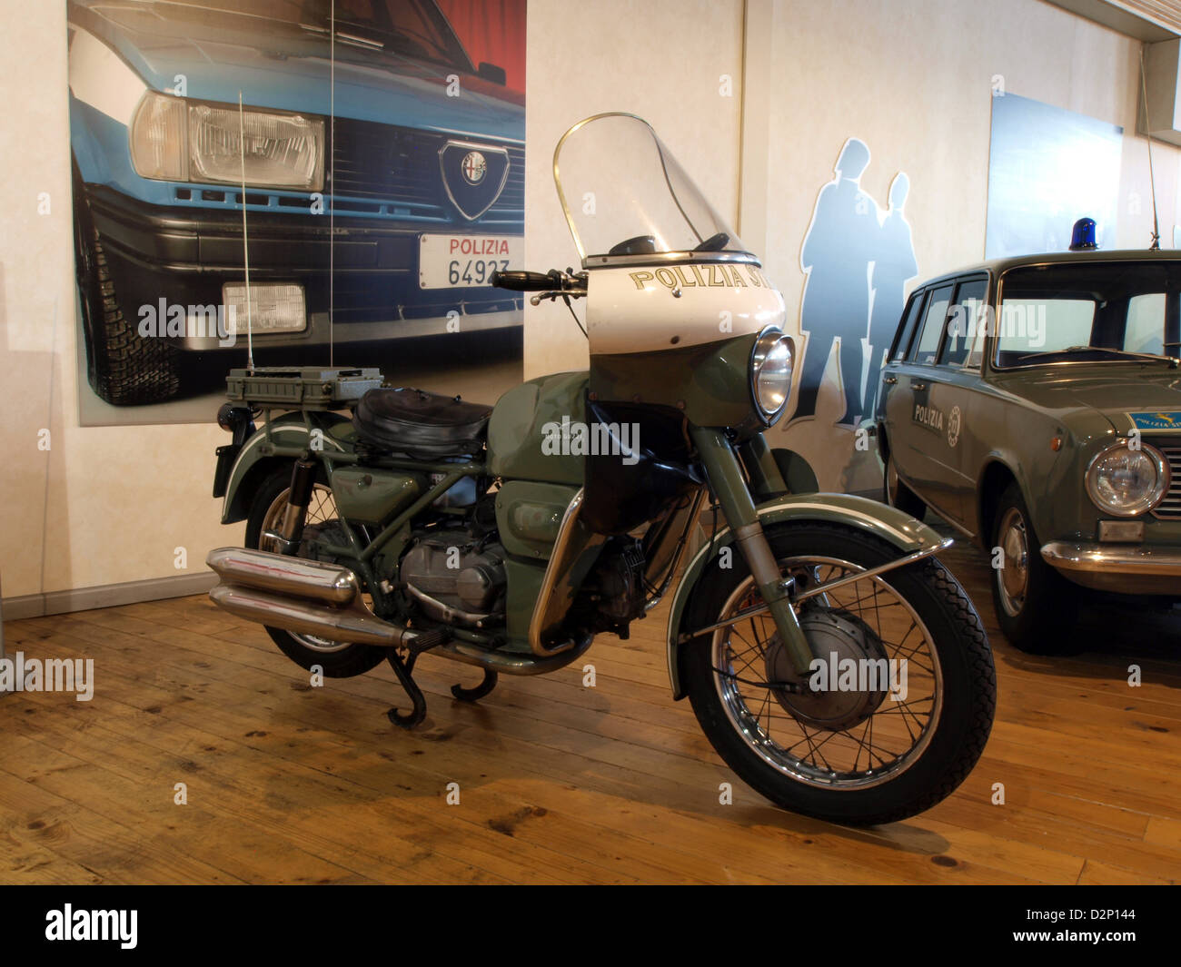La Polizia Stradale Moto Guzzi est une moto utilisée par la police italienne pour les patrouilles routières. Connu pour sa durabilité et sa rapidité, le Moto Guzzi est équipé pour les tâches de maintien de l'ordre, offrant mobilité et puissance. Il joue un rôle clé dans la sécurité publique sur les routes italiennes, en tant que symbole de l'autorité et de l'efficacité de la police. Banque D'Images