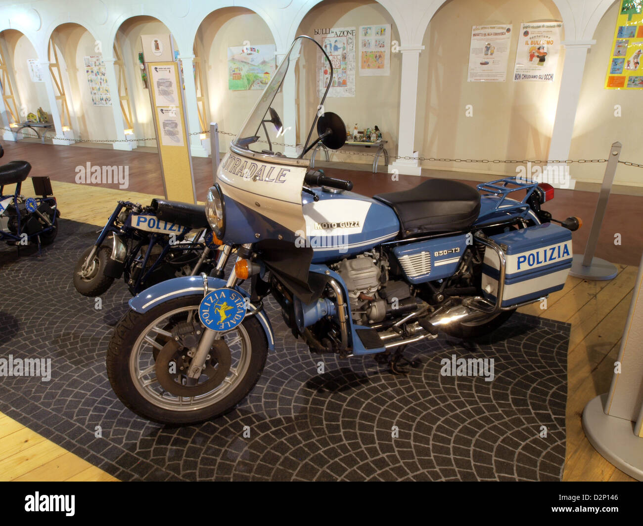 La Polizia Stradale Moto Guzzi 850-T3 est une moto de police utilisée par les forces de l'ordre italiennes. Reconnu pour sa fiabilité et ses performances, il est équipé de fonctionnalités spéciales pour les patrouilles et les interventions d'urgence. Banque D'Images