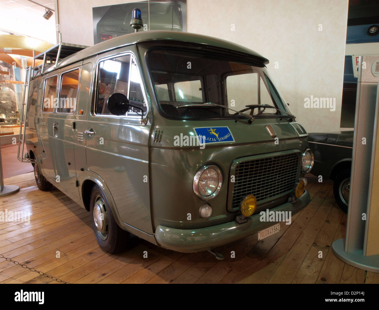 Une fourgonnette Polizia Stradale Fiat, utilisée par la police routière italienne pour patrouiller et faire respecter la loi. La fourgonnette est un véhicule essentiel de la flotte de police italienne, connue pour sa livrée distinctive. Banque D'Images