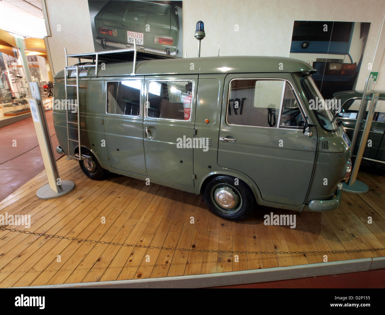 Une camionnette FIAT utilisée par la Polizia Stradale (police de la circulation italienne) est vue en action. Ce véhicule est équipé pour assurer la sécurité routière et les contrôles routiers dans toute l'Italie. Banque D'Images