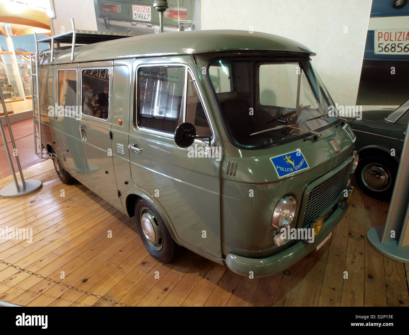 La fourgonnette Polizia Stradale FIAT est un véhicule utilisé par la police italienne pour le contrôle de la circulation et l'application de la loi sur les routes. Il est conçu pour être fonctionnel pour les interventions rapides et les opérations de patrouille, assurant la sécurité routière dans toute l'Italie. Banque D'Images