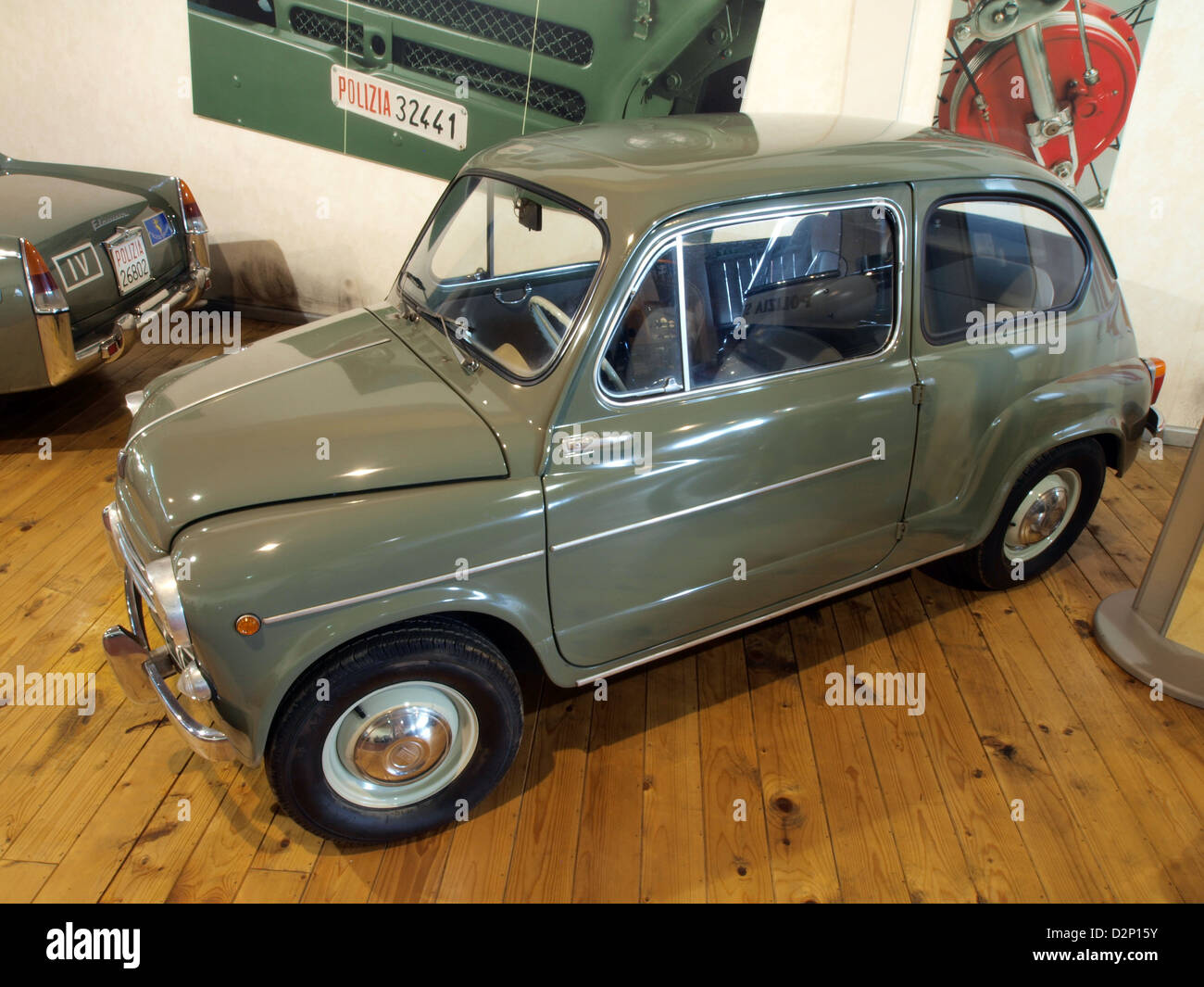 Une FIAT 600 utilisée par la Polizia Stradale en Italie, mettant en valeur le rôle du véhicule dans l'application de la loi. La conception compacte de la FIAT 600 en fait un choix idéal pour la surveillance du trafic et les patrouilles. Banque D'Images