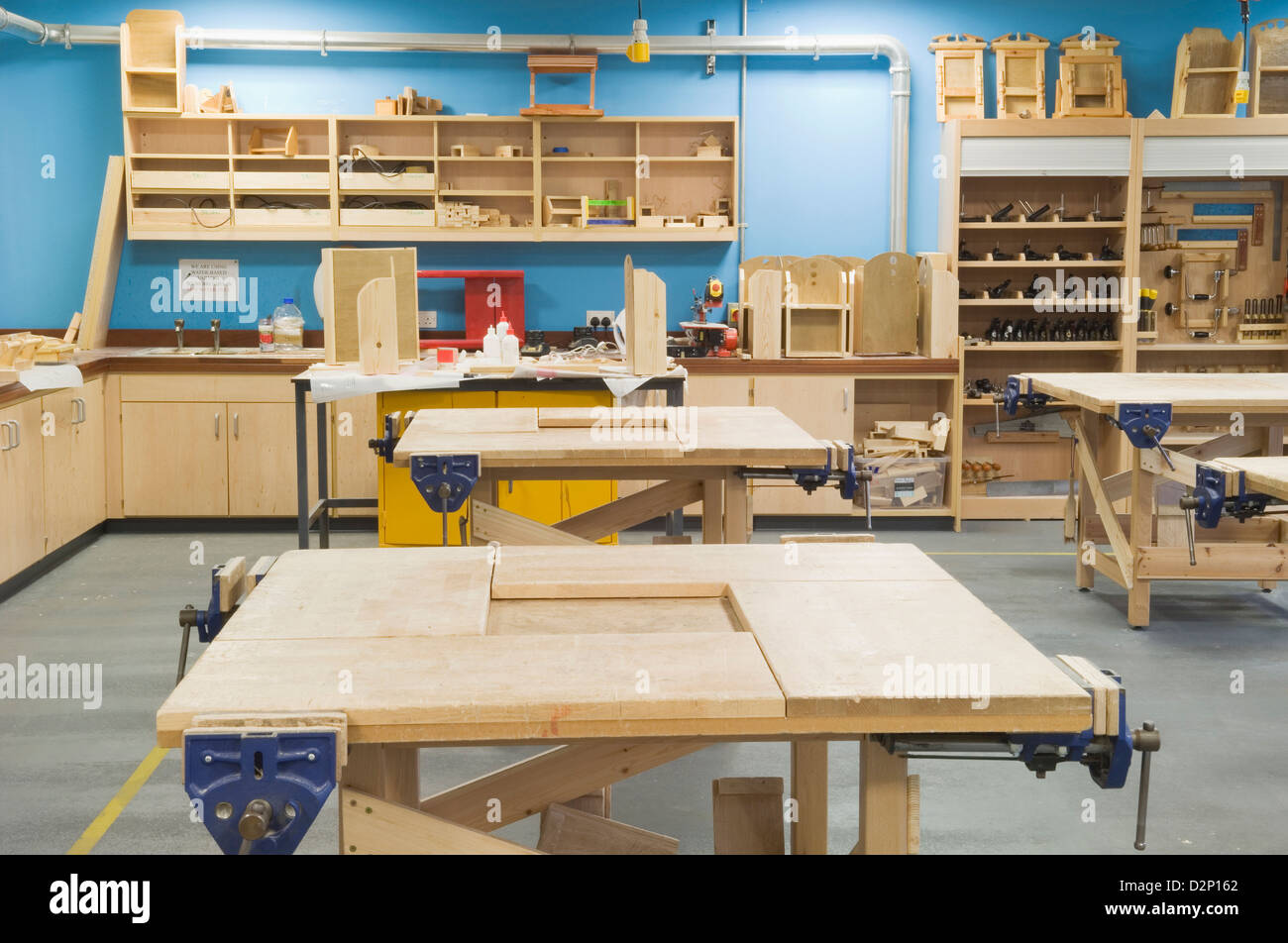 Une classe de travail du bois avec des établis dans une école secondaire moderne. Banque D'Images