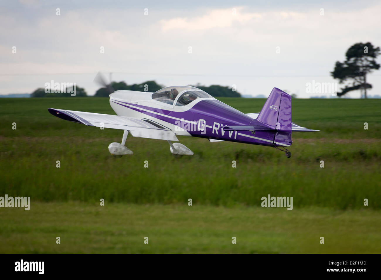Cars RV-6 G-RVVI atterrissage à l'Aérodrome Wickenby Banque D'Images