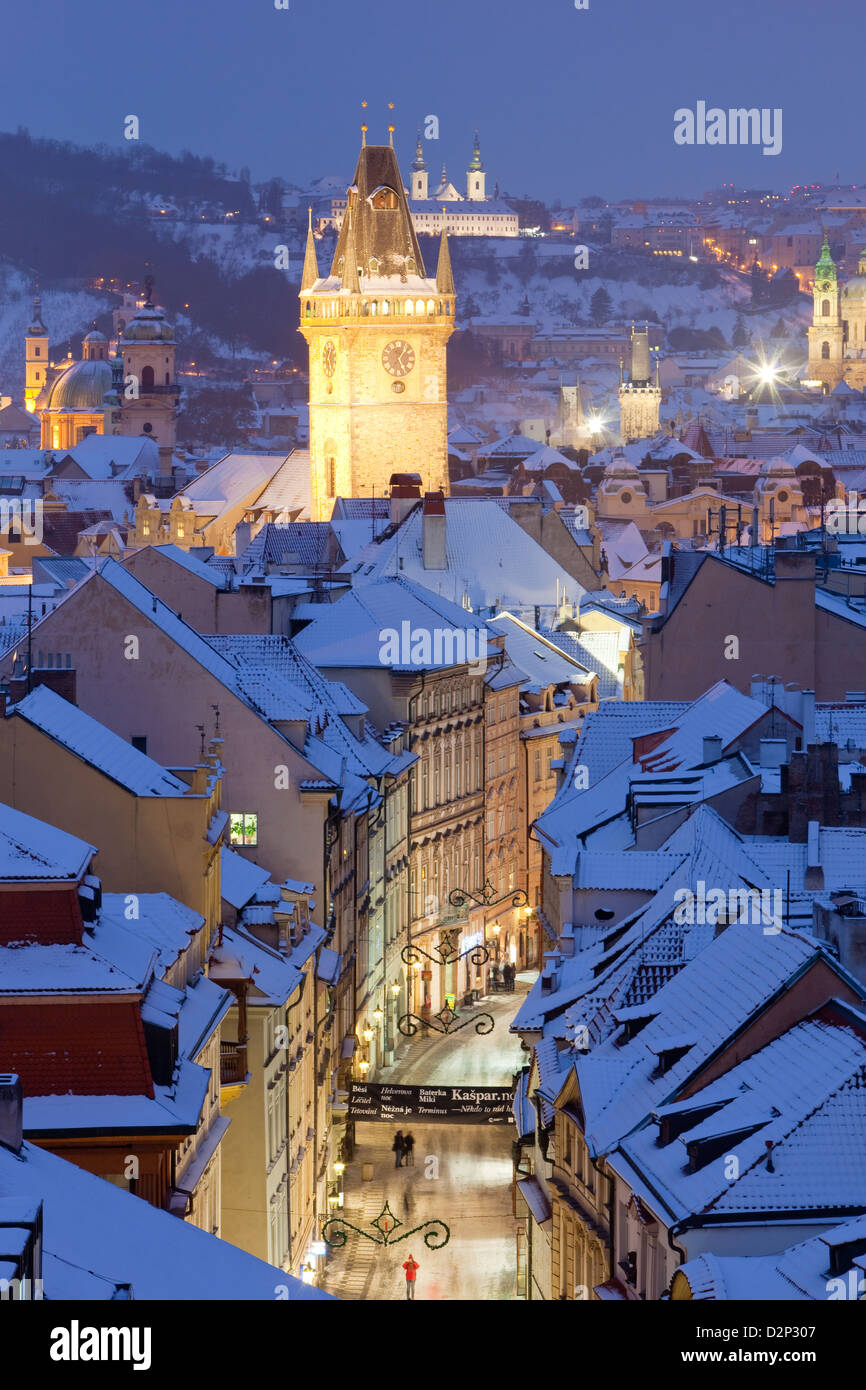 République tchèque, Prague - tour du vieil hôtel de ville et les toits de la vieille ville en hiver Banque D'Images