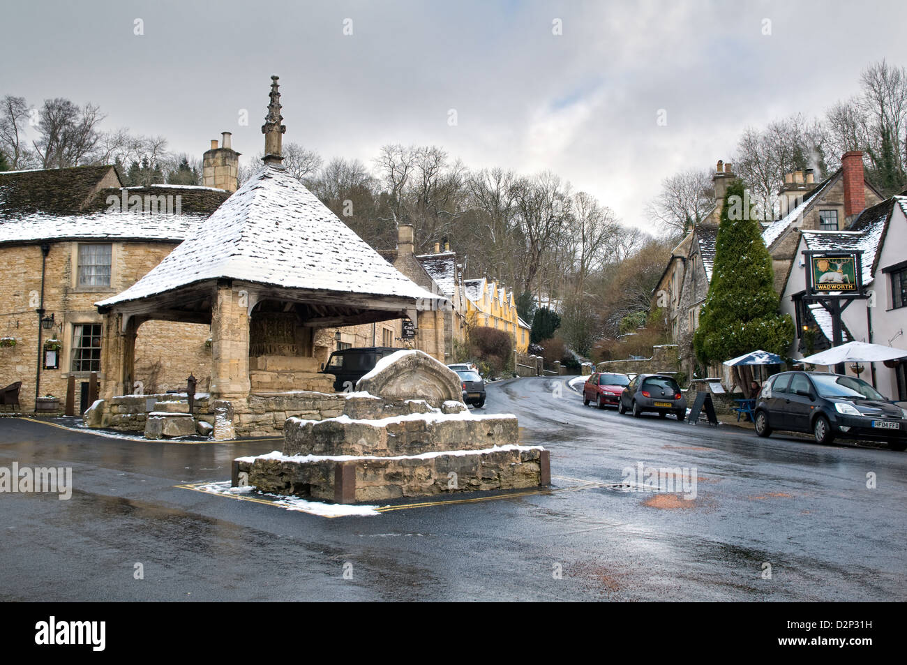Scène de la neige d'hiver de la croix du marché, Castle Combe, Cotswolds, en Angleterre Banque D'Images