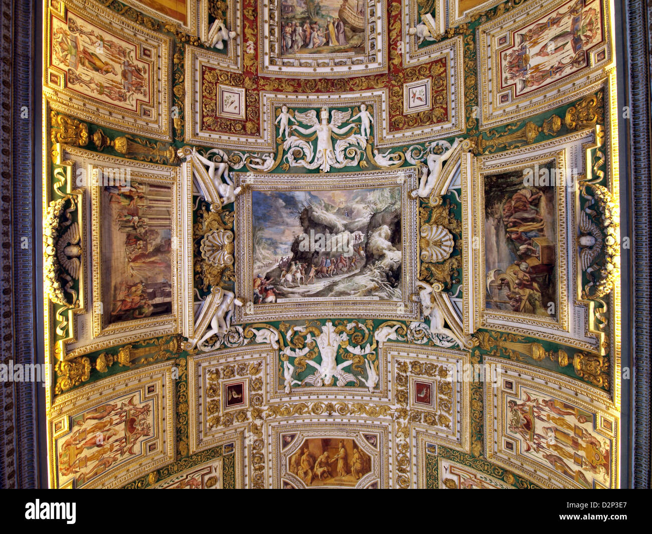 La Pigna du Musée du Vatican est une célèbre sculpture en bronze située dans la Cité du Vatican. La Pigna, qui remonte à l'époque romaine antique, est une œuvre d'art emblématique et un symbole de la riche collection historique du musée. Il se présente comme une représentation de l'art et de l'artisanat romains classiques. Banque D'Images