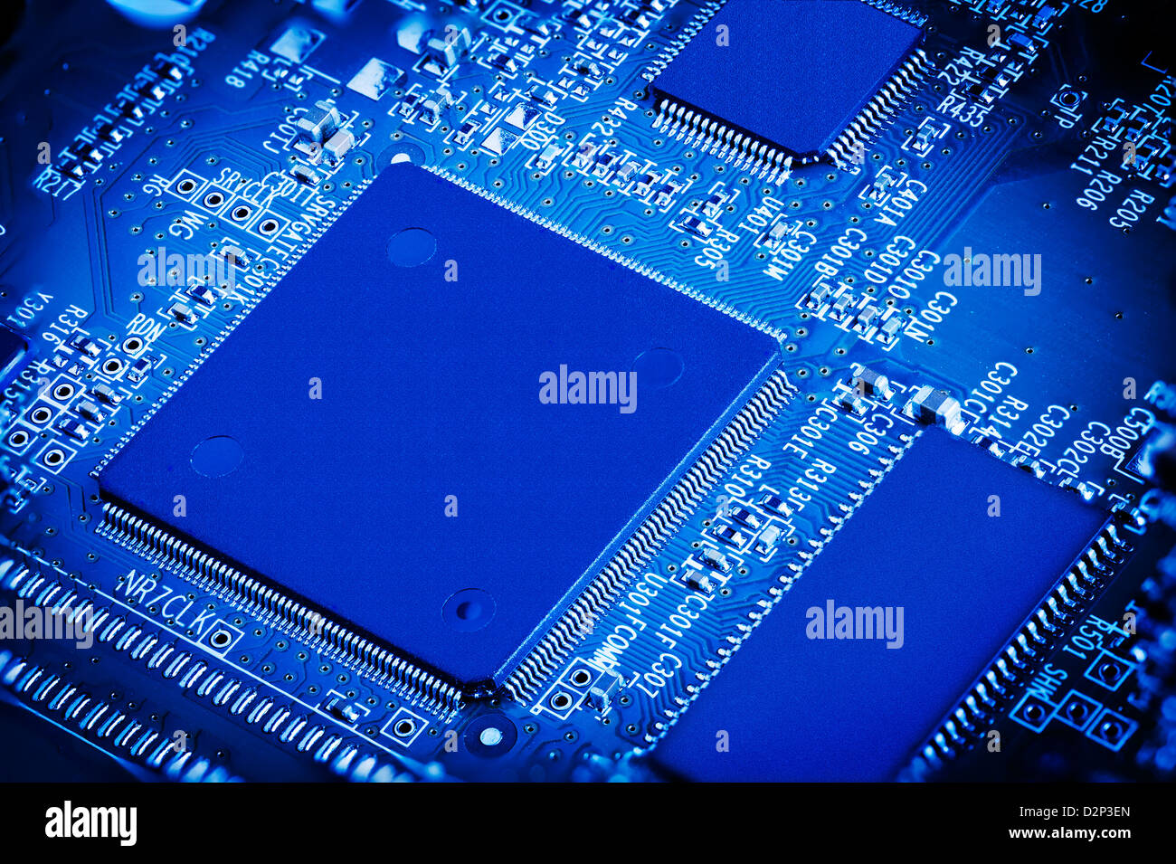 Bleu sur puce de circuit imprimé (PCB). Macro Close up detail. Banque D'Images