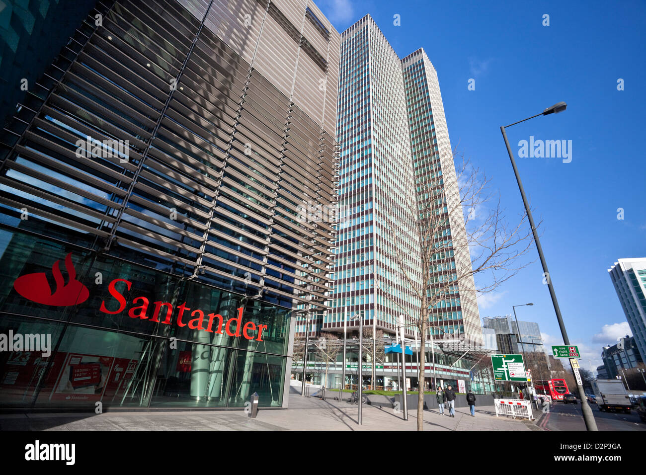 Banco Santander à Regent's Place avec le gratte-ciel Tower Euston en arrière-plan, Euston Road, London Borough of Camden, England, UK. Banque D'Images