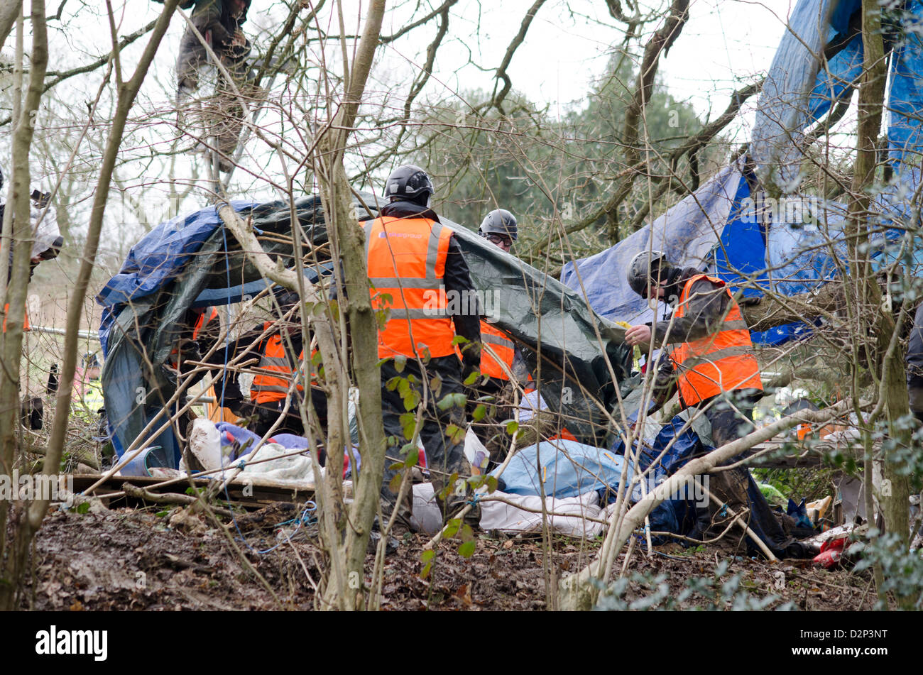 Les huissiers de l'éviction d'activistes qui protestent contre le Bexhill-Hastings link Road. Banque D'Images