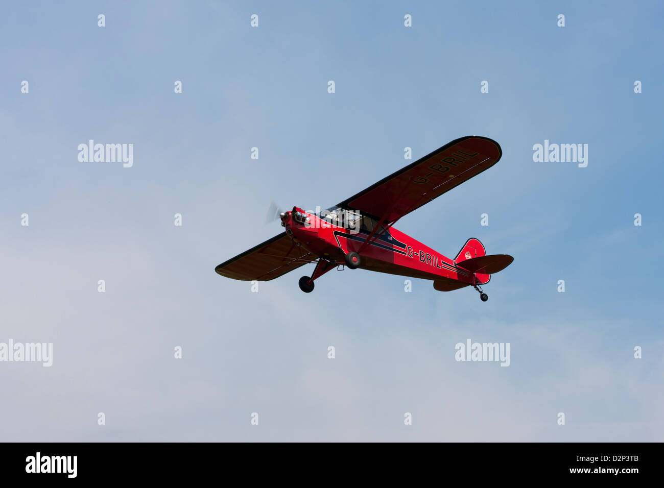 Piper Cub J5A Cruiser G-BRIL en vol au dessus de Breighton Airfield Banque D'Images