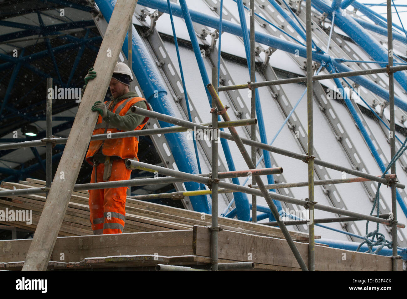 Un travailleur de la construction à l'ancien terminal Eurostar de la gare de Waterloo à Londres Banque D'Images