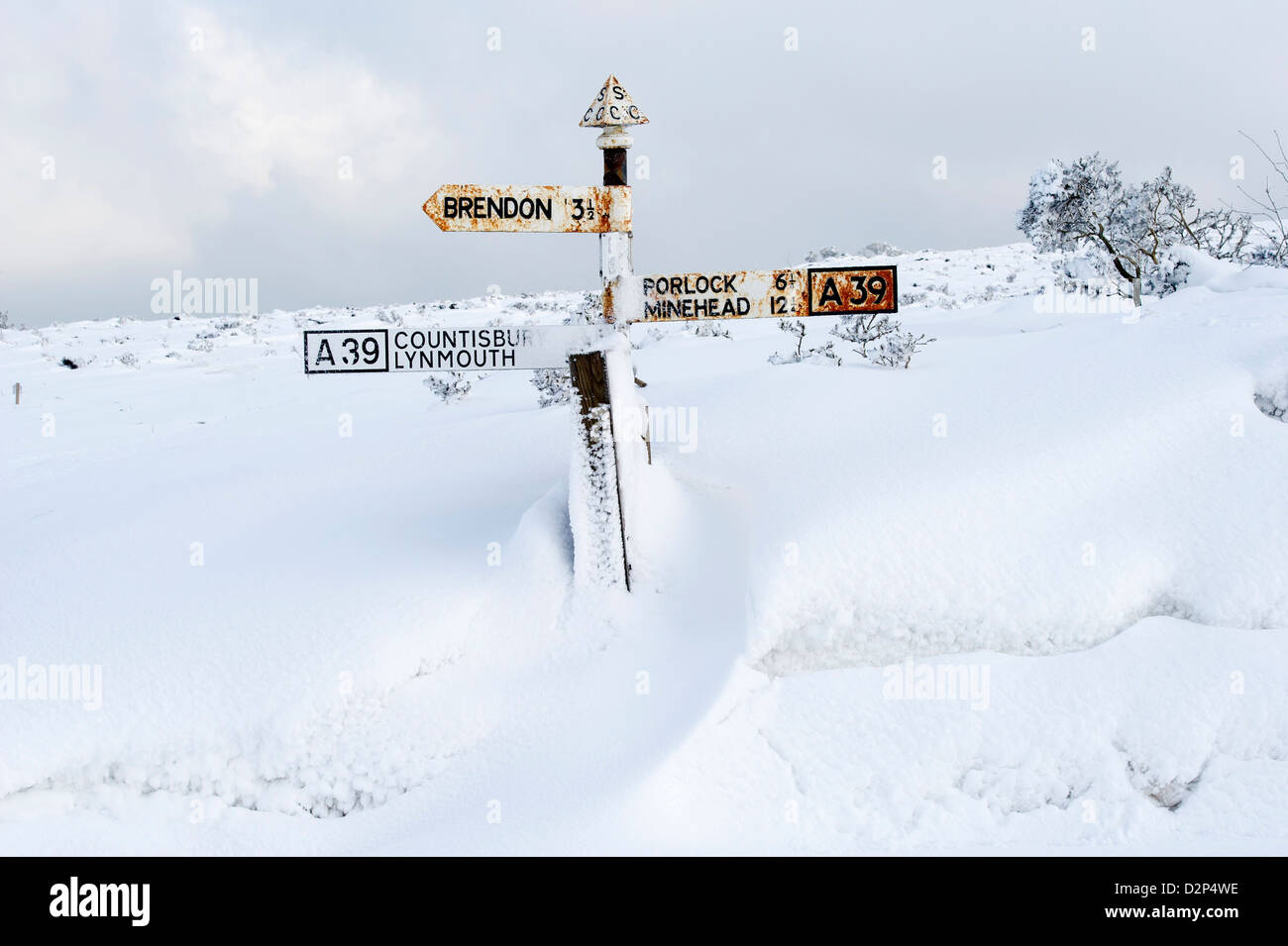 Un panneau routier enterré dans un banc de neige sur l'A39 entre Somerset Porlock et Lynton qui a été bloqué par des congères, UK Banque D'Images