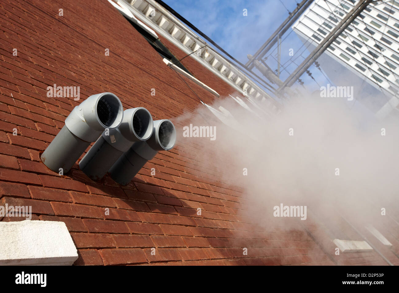 L'évacuation de la vapeur d'échappement sur les tuyaux en plastique old  brick building centre-ville de Saskatoon Saskatchewan Canada Photo Stock -  Alamy