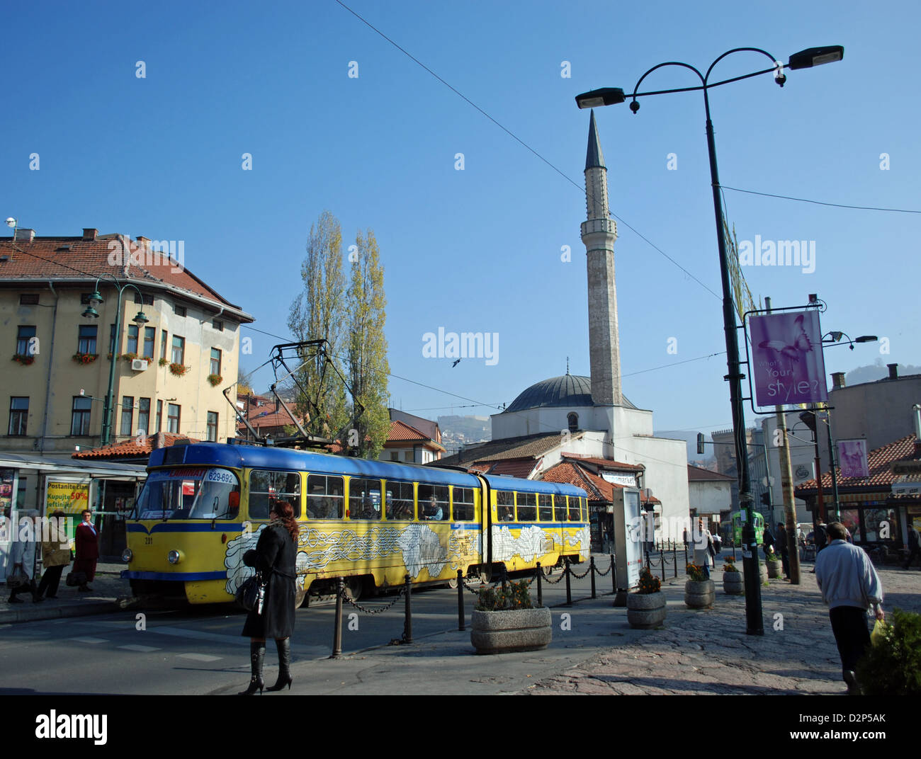 Tram dans Bascarsija, dans la vieille ville de Sarajevo. Banque D'Images