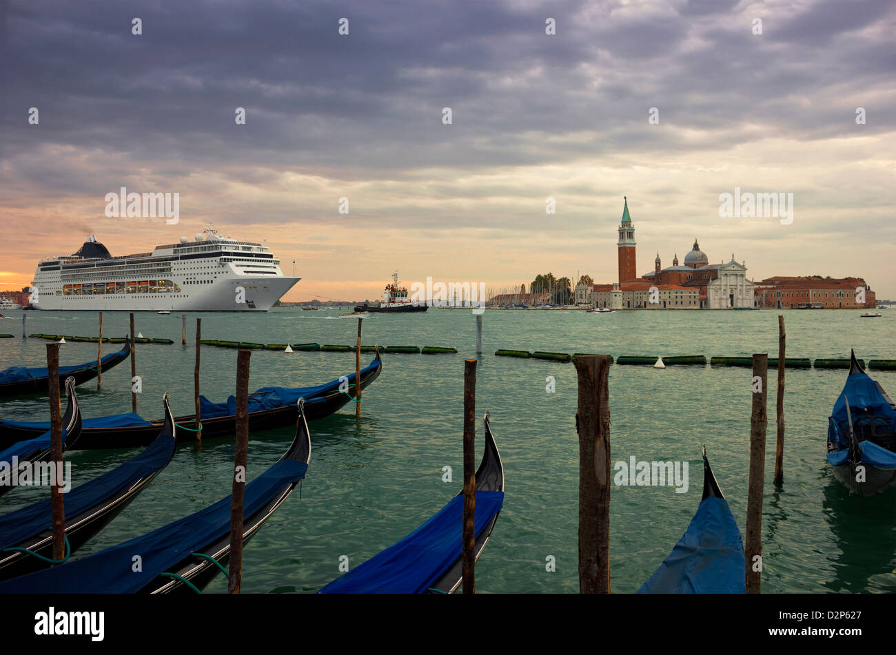 Grand bateau de croisière dans la lagune de Venise en début de matinée avec les gondoles et San Giorgio Maggiore à l'arrière-plan. Itali Banque D'Images