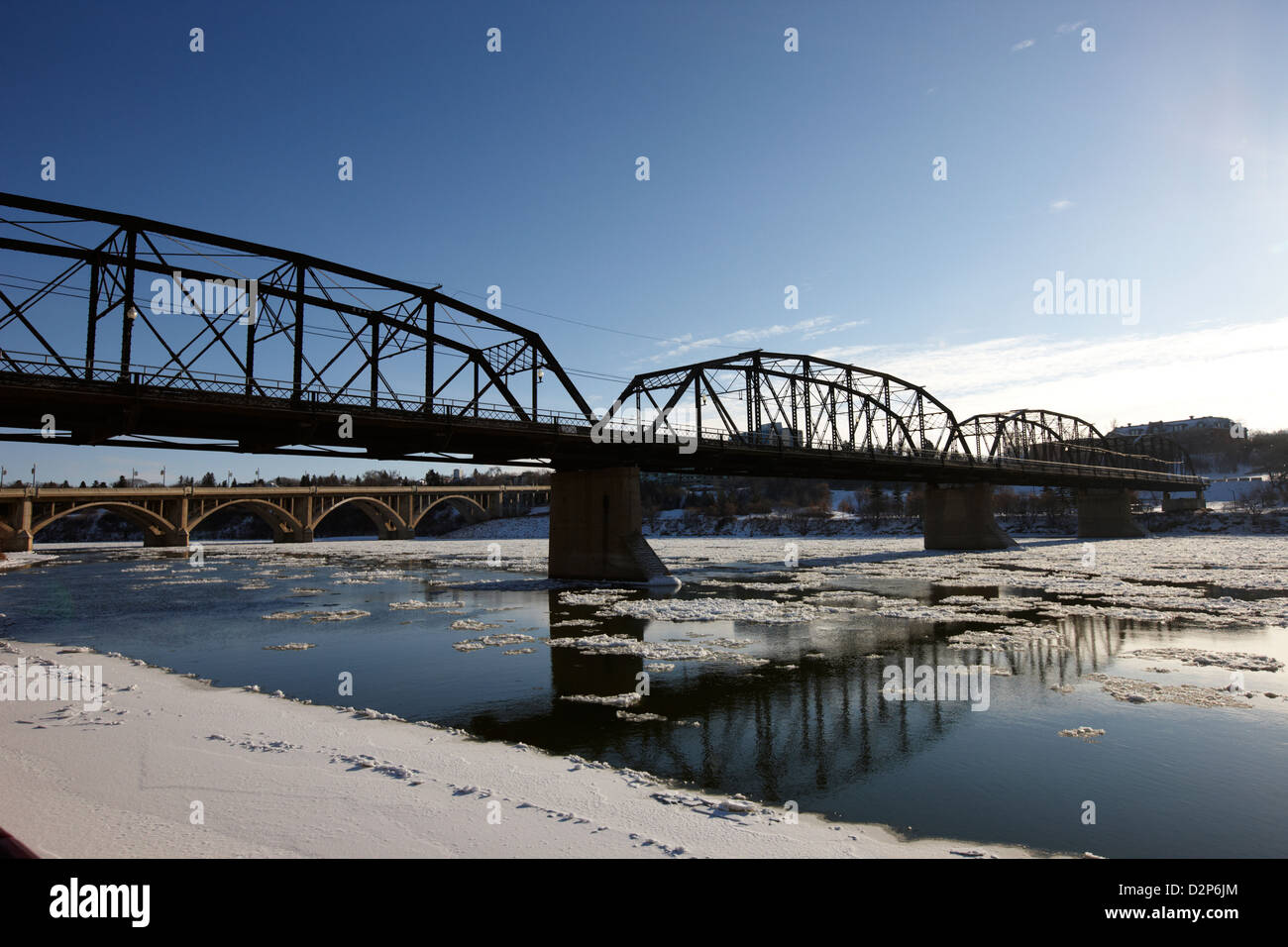 Le vieux pont sur la rivière Saskatchewan sud en hiver circulant dans le centre-ville de Saskatoon, Saskatchewan, Canada Banque D'Images