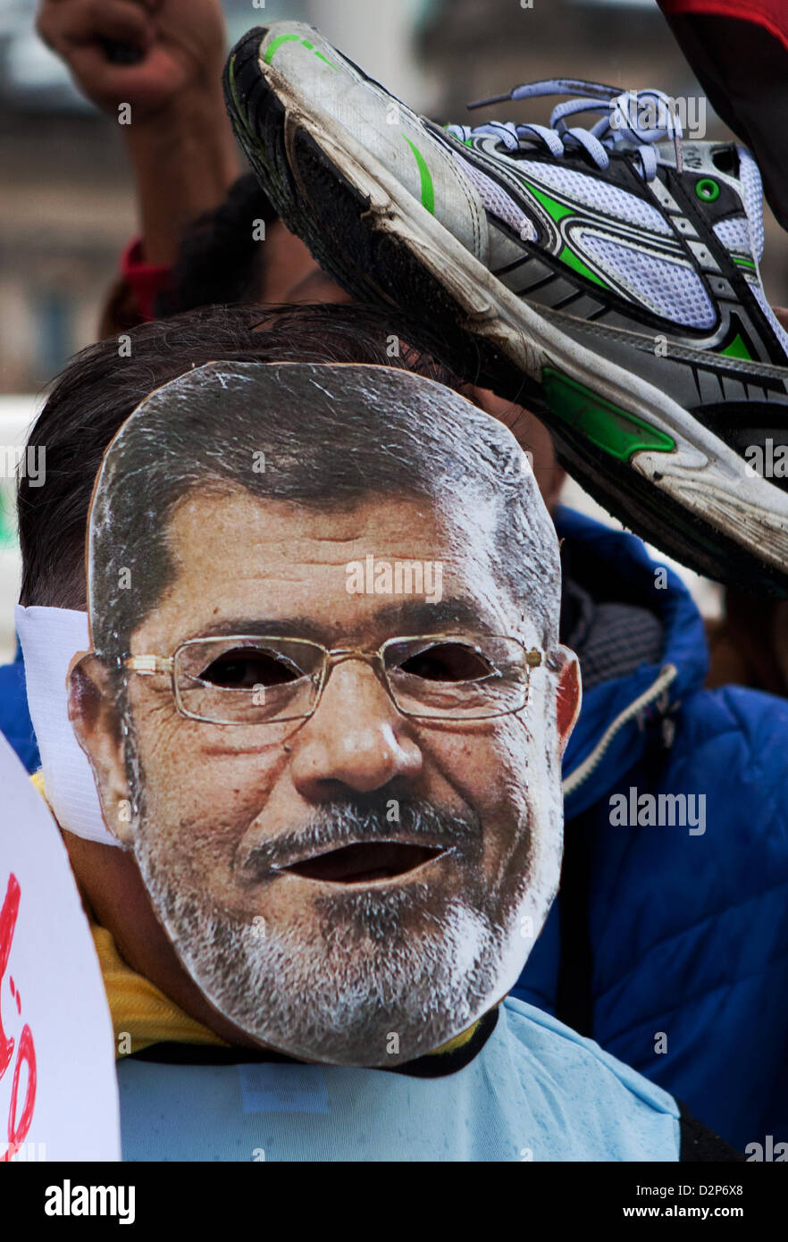 Un manifestant anti-Morsi en face de la chancellerie à Berlin pendant la visite du président égyptien Morsi i de l'Allemagne. Banque D'Images