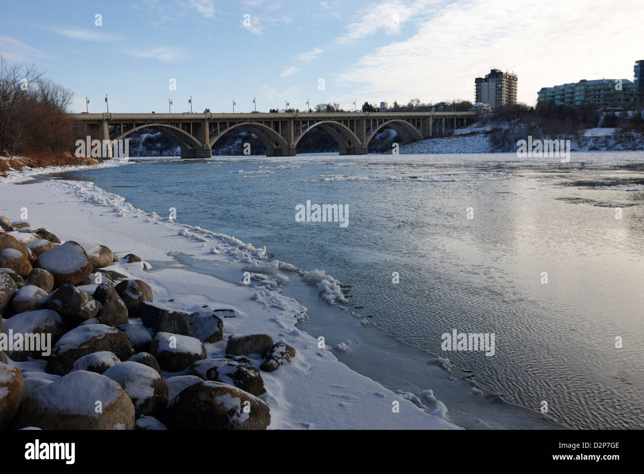 Frozen River Bank de la rivière Saskatchewan sud en hiver circulant dans le centre-ville de Saskatoon, Saskatchewan, Canada Banque D'Images
