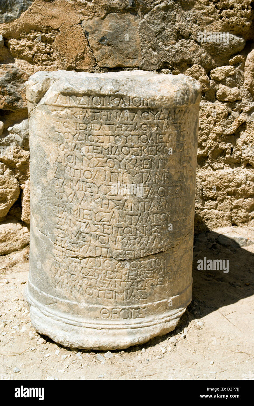 Colonne avec inscription grecque antique de l'Acropole de Lindos rhodes Dodécanèse Grèce Banque D'Images